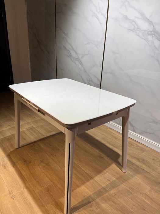 Столы и стулья,