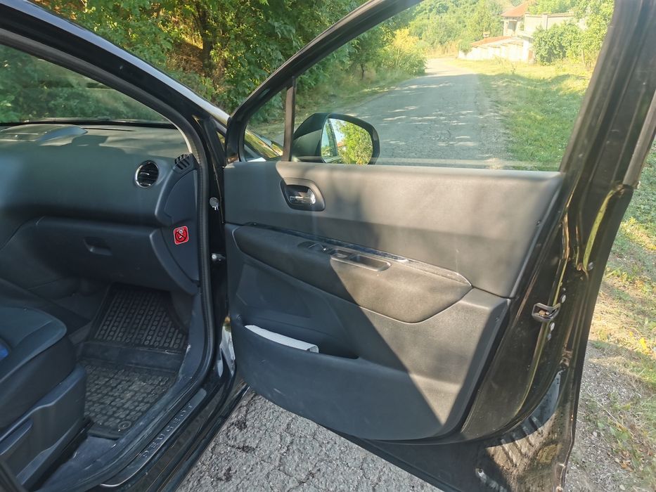 Пежо 5008 2012г.