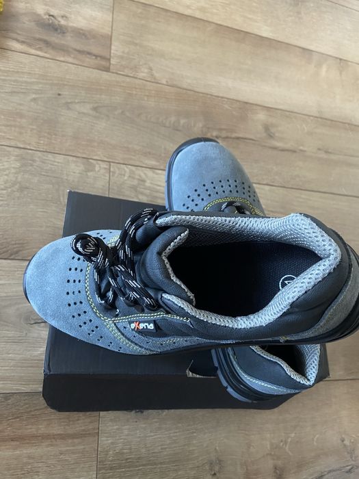 Vand bocanci de lucru