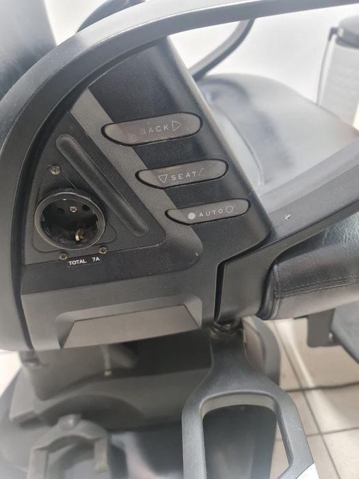 Продам парикмахерское кресло