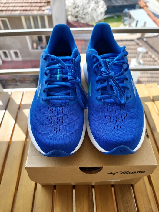 Mizuno wave REVOLT 4