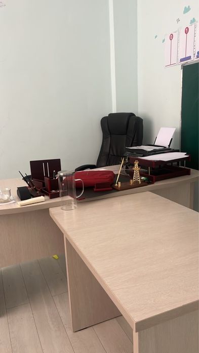 Офисный стол с принадлежностями