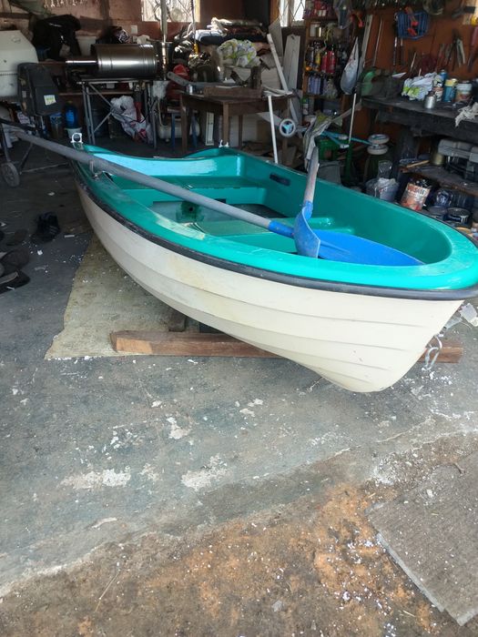 Продам пластиковую лодку
