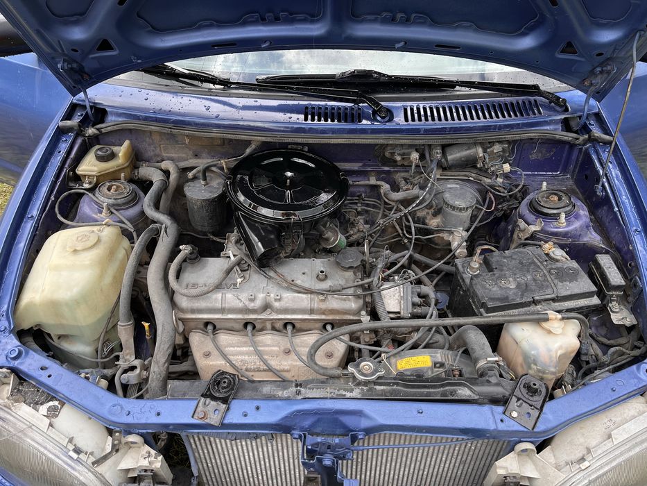 Машина Mazda 121