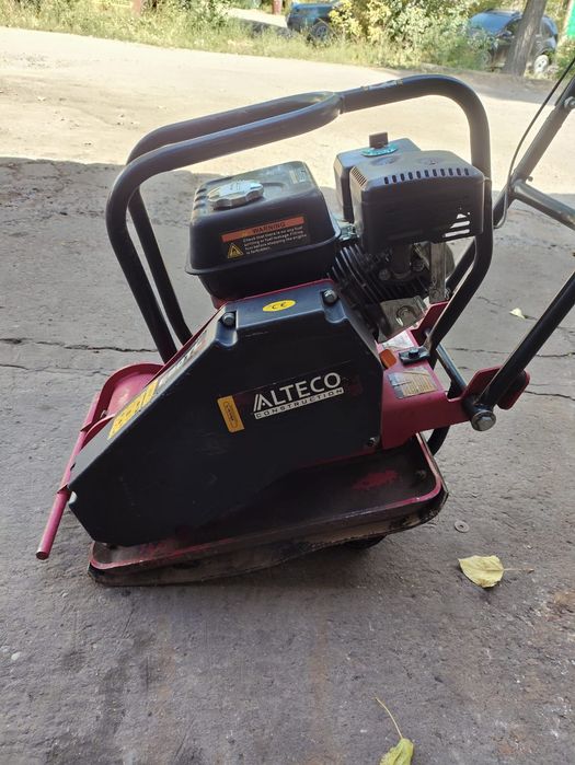 Продам виброплиту Алтеко виброногу