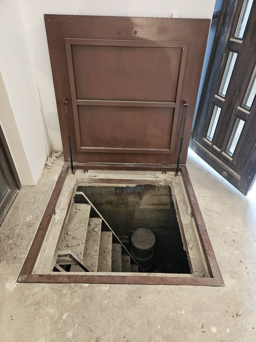 Executam scări si capace de beci.