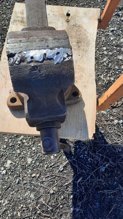 Продам слесарные тиски