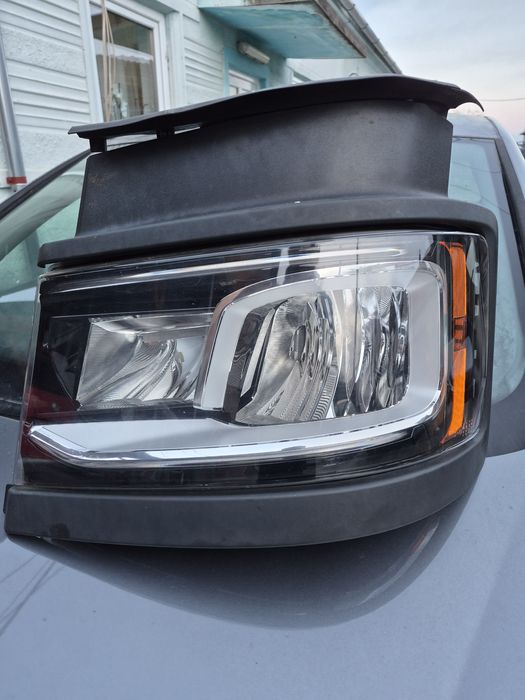 Vând faruri și oglinzi  SCANIA model 2022 pana in prezent