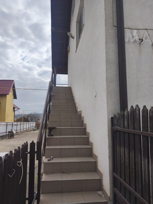 Ofer spre închiriere 60 mp/etajul, mansarda unei vile