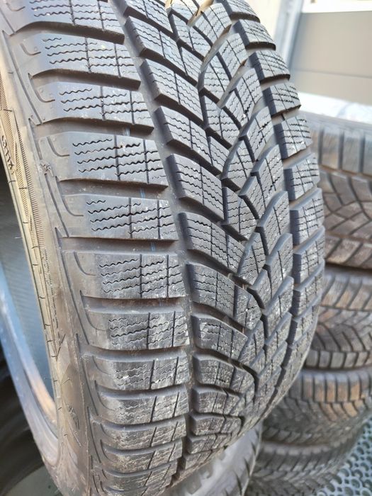 4 бр зимни 225/45/18 Goodyear