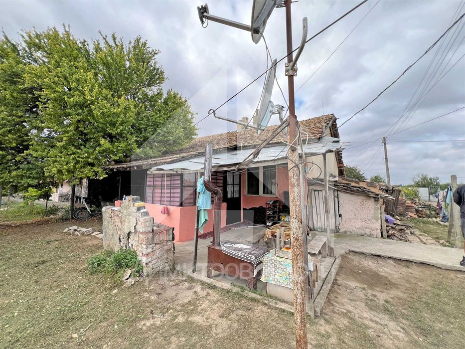 Продава самостоятелна, еднофамилна къща гр. Нови пазар - кв. Нииж.