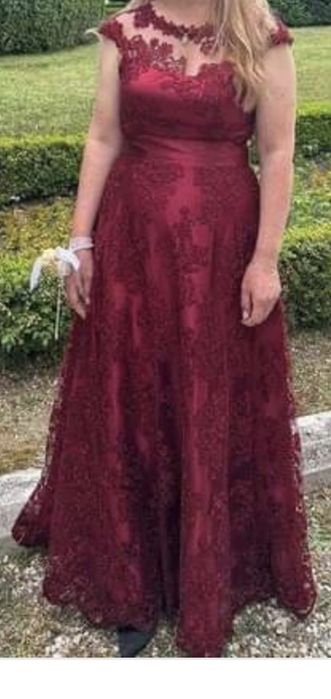 Продавам бална рокля – цвят бордо (размер L)