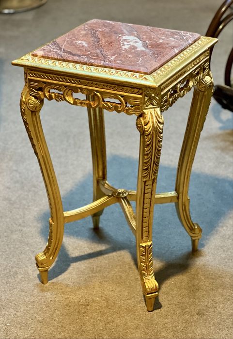 Măsuță decorativă cu blat din marmură – stil clasic, impecabilă