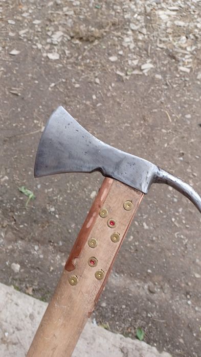 Vând topoare de diferite mărimi confecționate din foi de arc