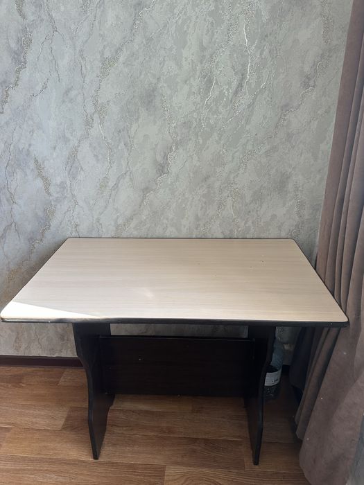 Продам кухонный стол и стулья