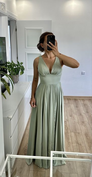 Рокля в много красив зелен цвят.