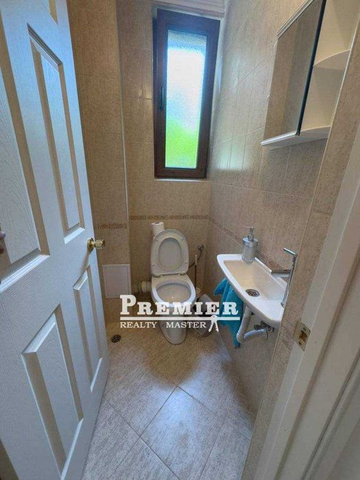 Продава се напълно оборудвана и обзаведена двуетажна къща