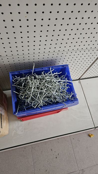 Стелажи с перфориран гръб 1м Х 2м Х 60см