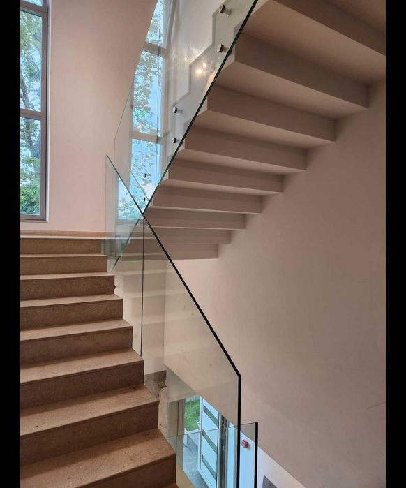 Sticlă securizată, cabine de duș, balustrade din sticlă pentru terase și scări, oglinzi, terenuri sport ( padel ,padbol ) - producție și instalare