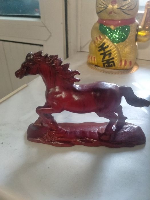 Лошадь статуэтка красная