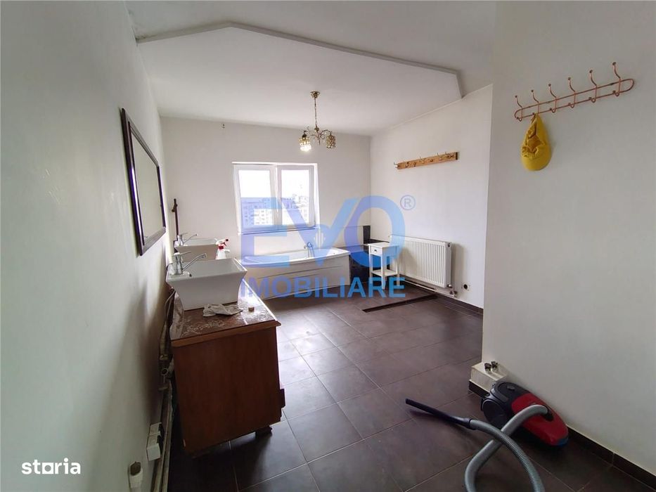 Apartament cu 4 camere de vanzare, zona Dacia