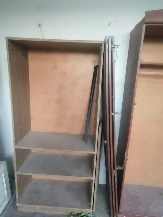 Eski taxta eshik va oynalar bor