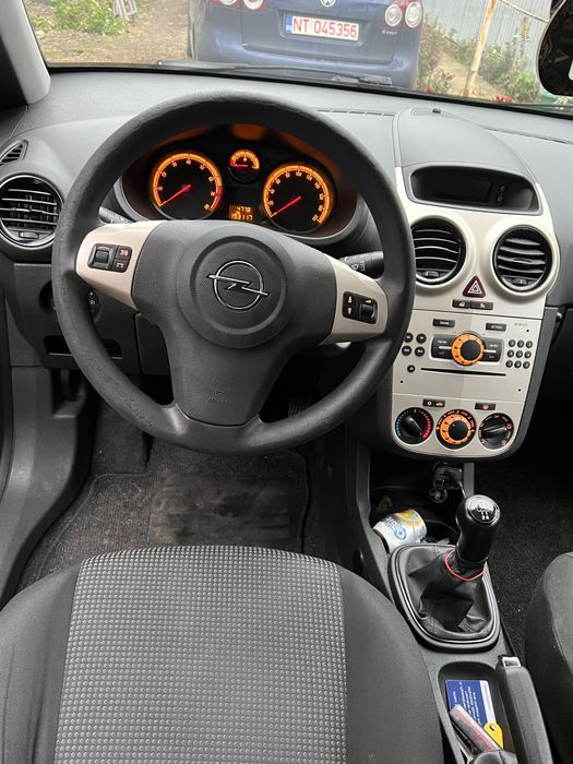 Opel Corsa 1.2 benzina 2010 190k km reali. Pretul este negociabil