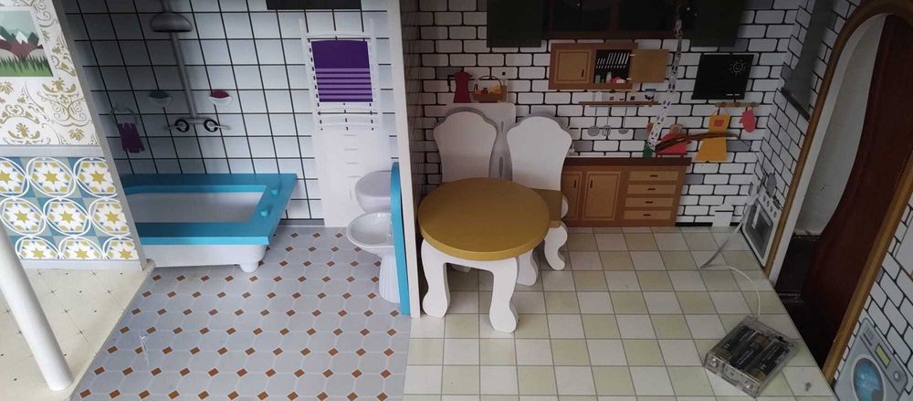 Casuta papusi mare din lemn, iluminata LED