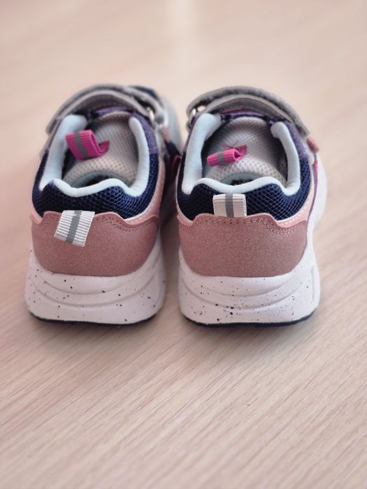 Продам  кроссовки на девочку!