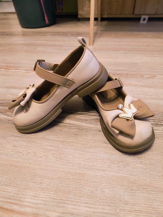 Pantofi crem mărime 30