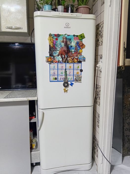 Холодильник идезит.