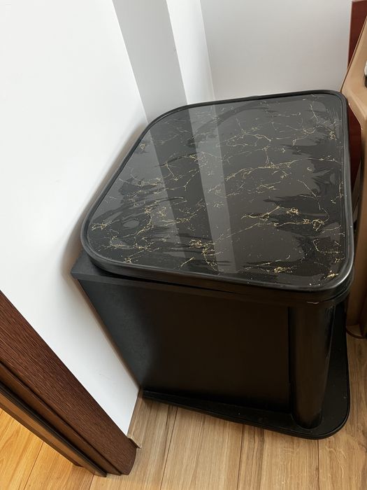 Шкаф със стъклена витрина