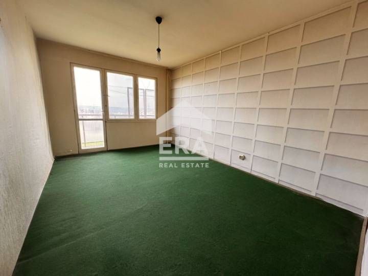 Необзаведен двустаен апартамент на среден етаж в кв. "Възраждане" 3 за