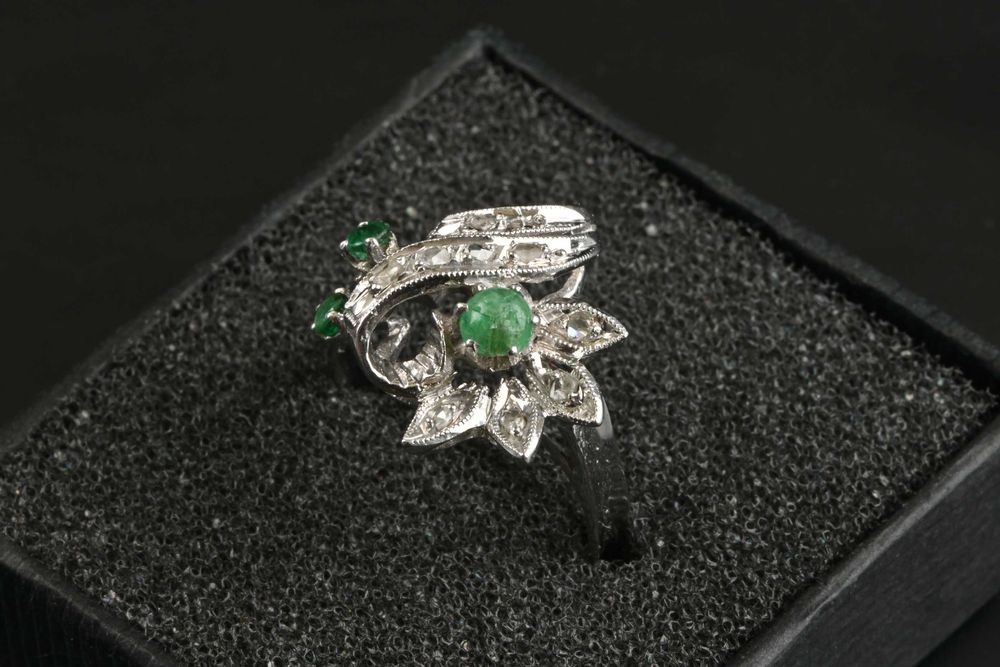 Златен Пръстен Бяло Злато 750 с Диаманти и Смарагди 4.3грама Размер 55