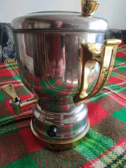 Самовар за гореща вода, чай, кафе и други напитки.
