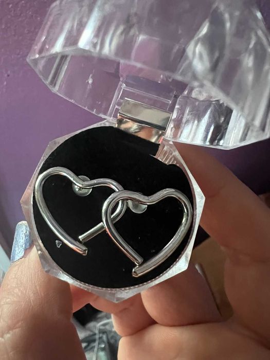 различни модели нови обеци с подарък кутийка.