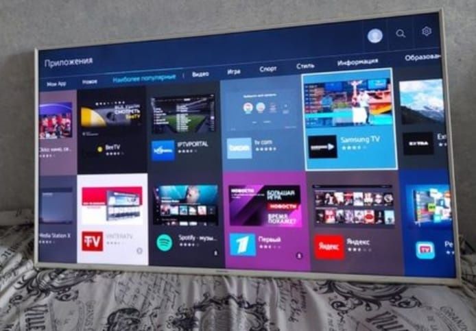 Смарт телевизор Samsung 101см. Белые рамки. С кронштейном.