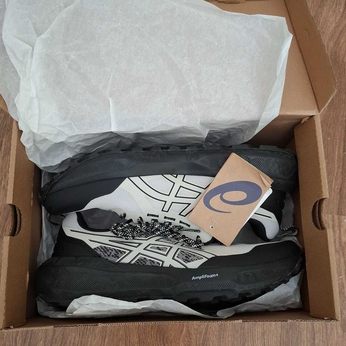маратонки  asics