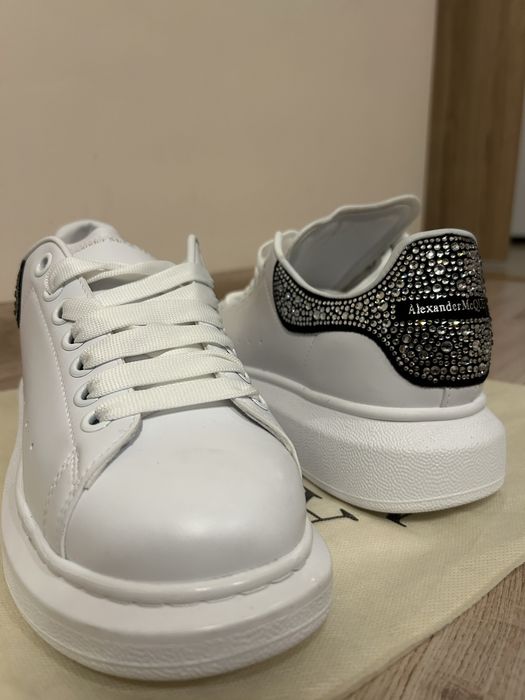 Чисто нови Alexander McQueen с камъчета  – Блясък и Класа!