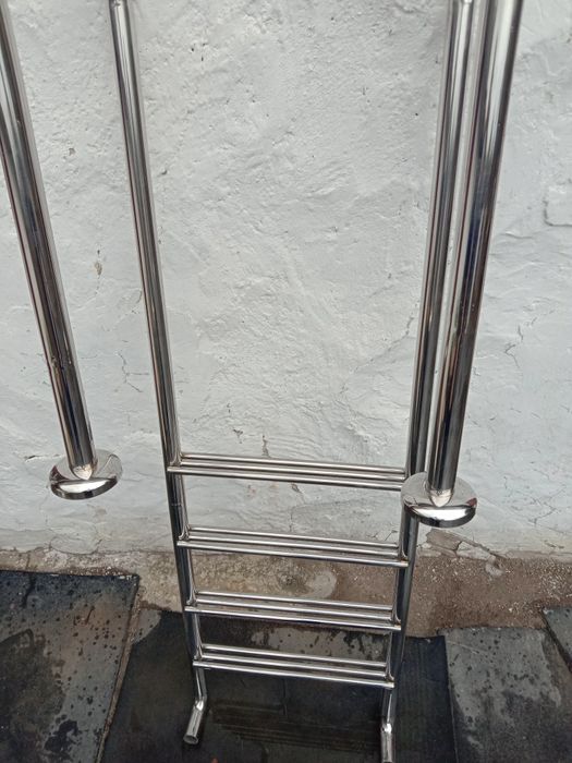 Лестница  в  бассейн