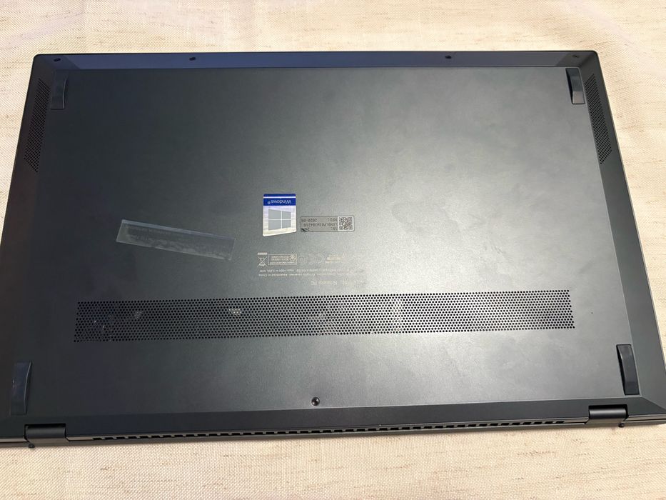 продавам лаптоп ASUS ZenBook 14 UX425JA