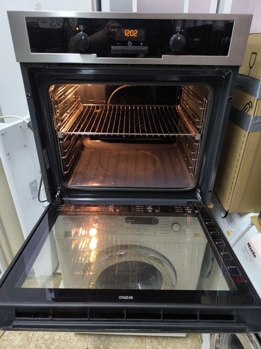 Фурна Electolux EOB5450AOX - 76 литра . Плавно затваряне на вратата.