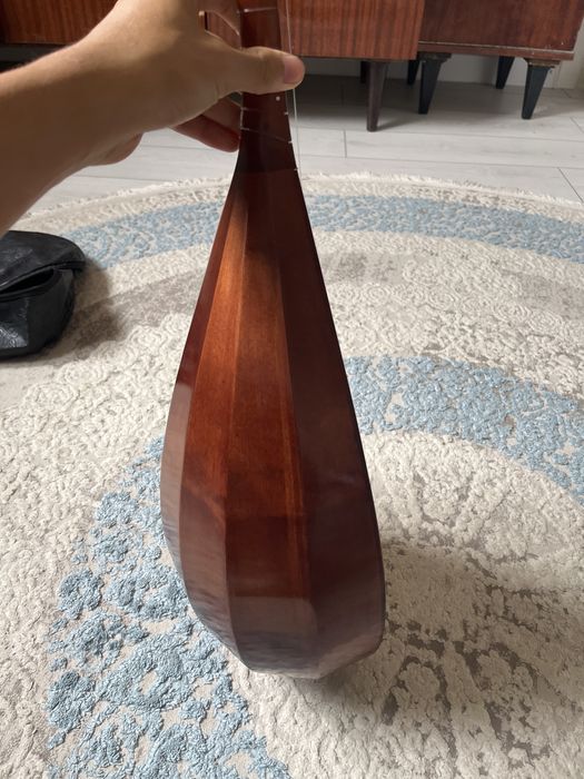 Домбыра из красного дерево