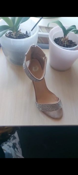 Продаются босоножки