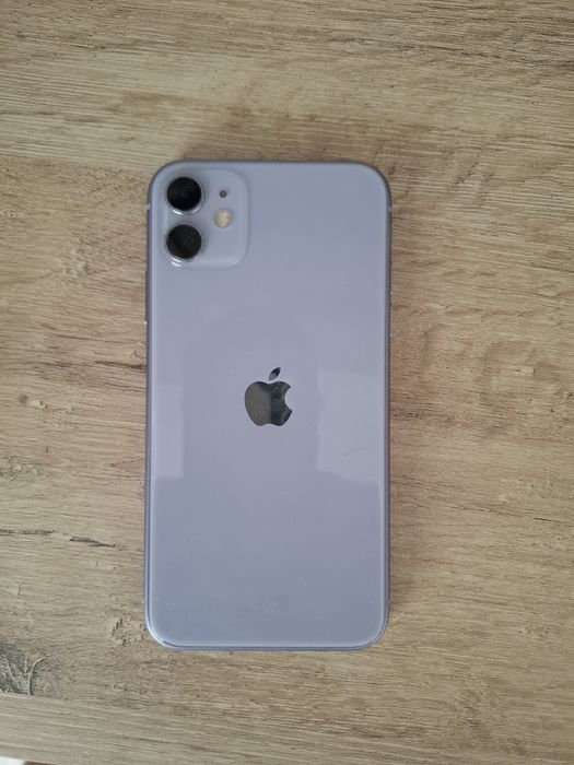 Iphone 11 + кутия и 15 кейса