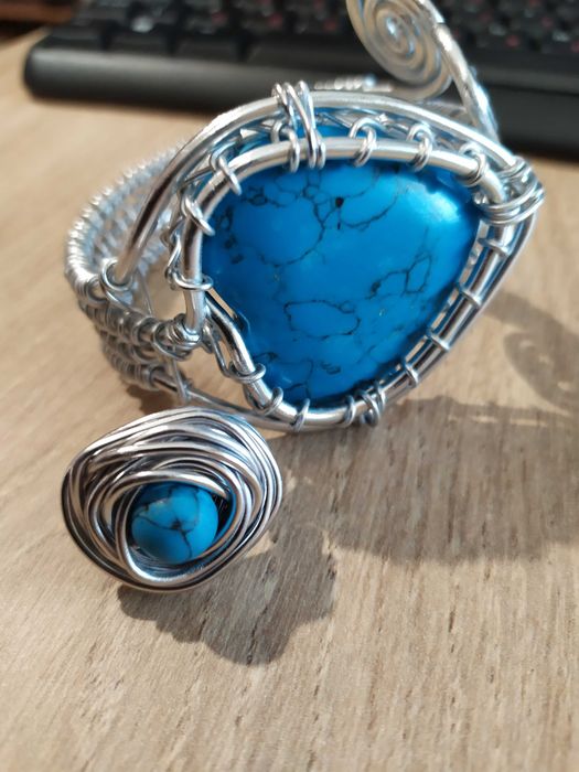 Ръчно изработени гривни от естествени кристали и бижутерска тел.