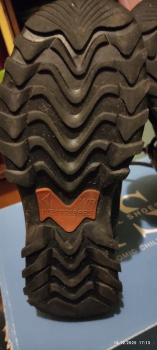 Трекинговые ботинки.