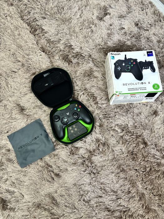 Controller Profesional Nacon Revolution X Pro pentru Xbox Series X|S / Xbox One / PC - Pachet complet cu Husă și Accesorii