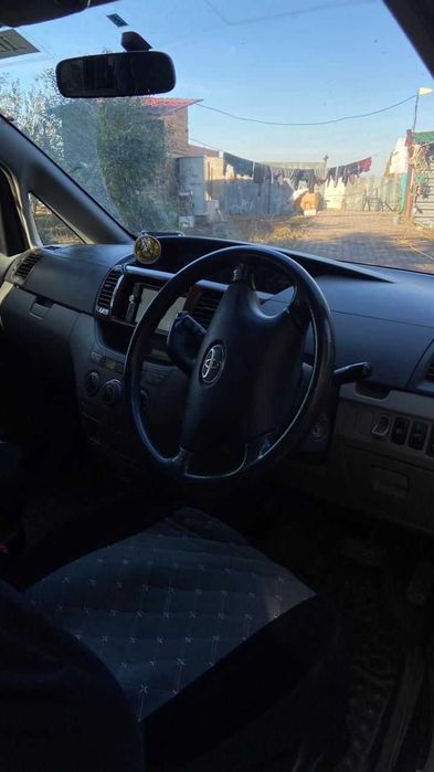 Toyota Noah 2004 года выпуска