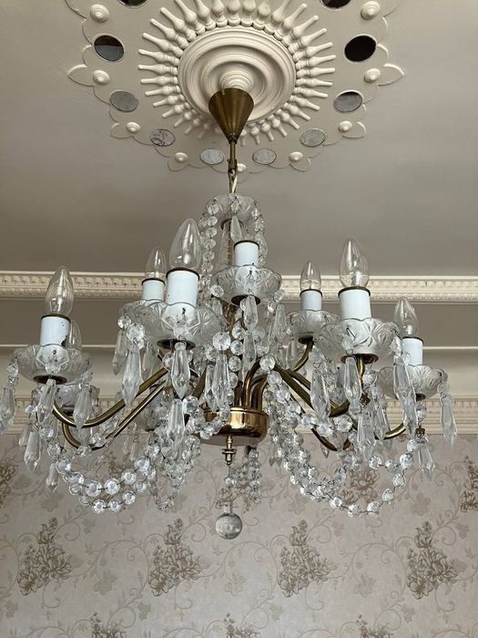 Продам срочно!!! Люстру хрустальную  в хорошем состоянии.